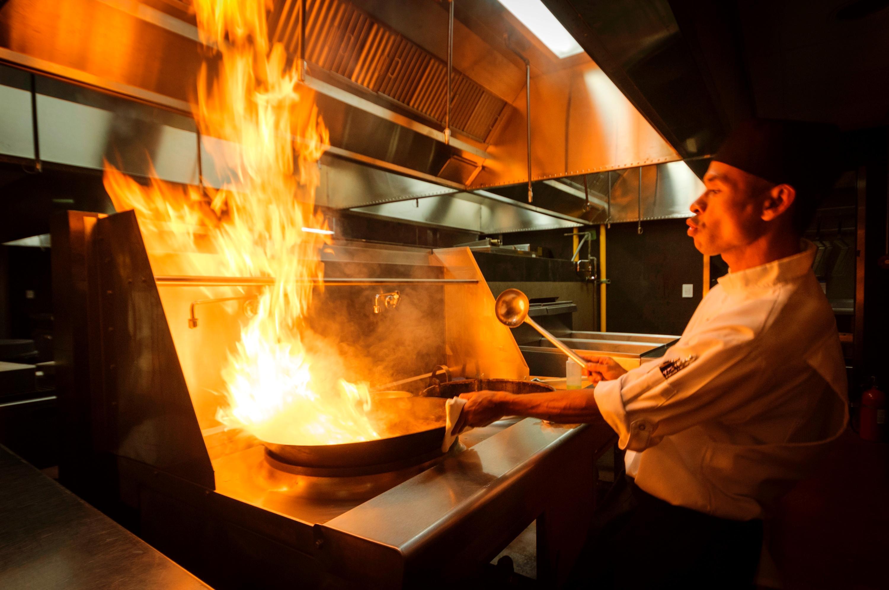 ปาลาซิโอ มุนโด อิมพีเรียล Hotel อากาปุลโก ภายนอก รูปภาพ A chef cooking with a flaming skillet