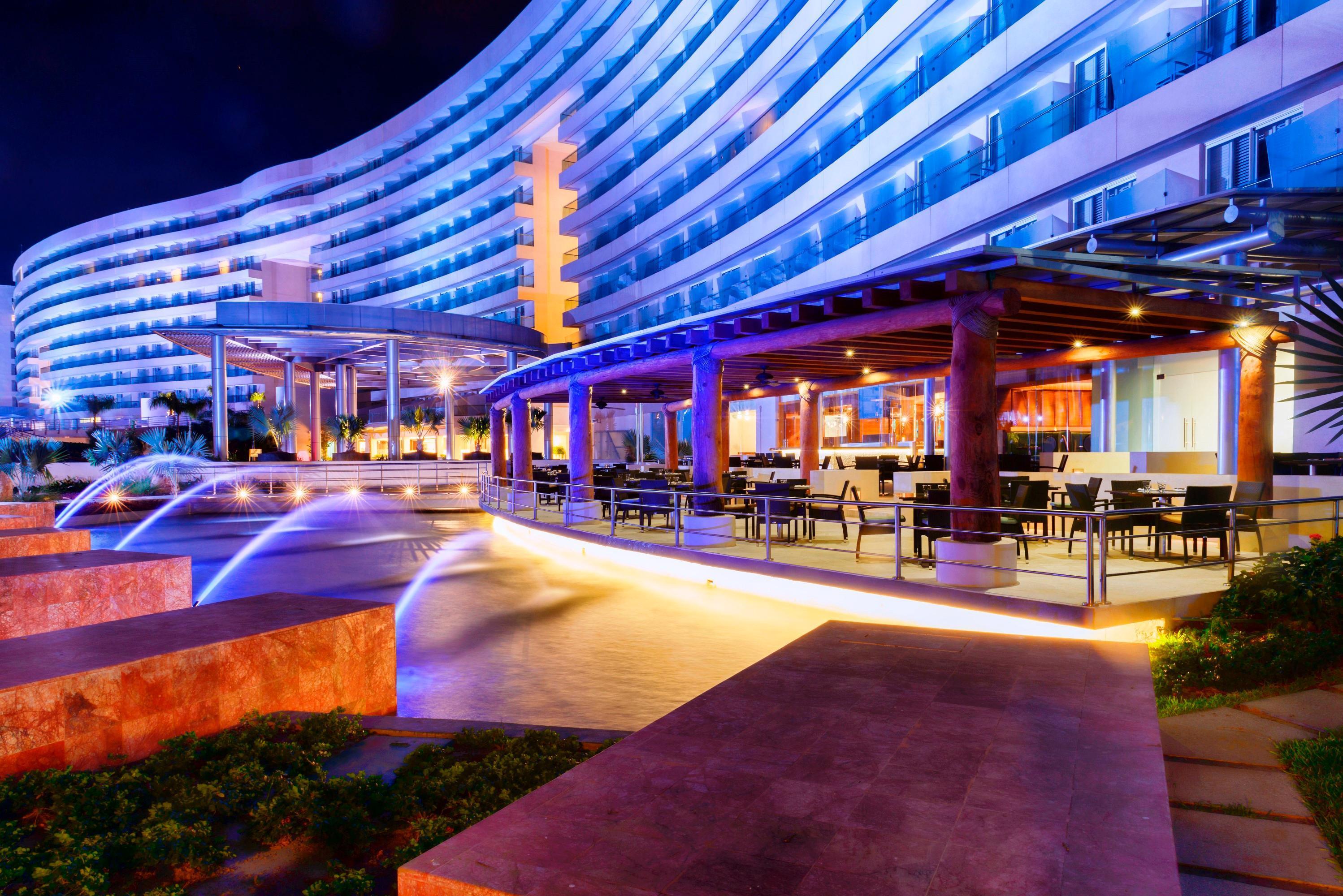 ปาลาซิโอ มุนโด อิมพีเรียล Hotel อากาปุลโก ภายนอก รูปภาพ The resort at night