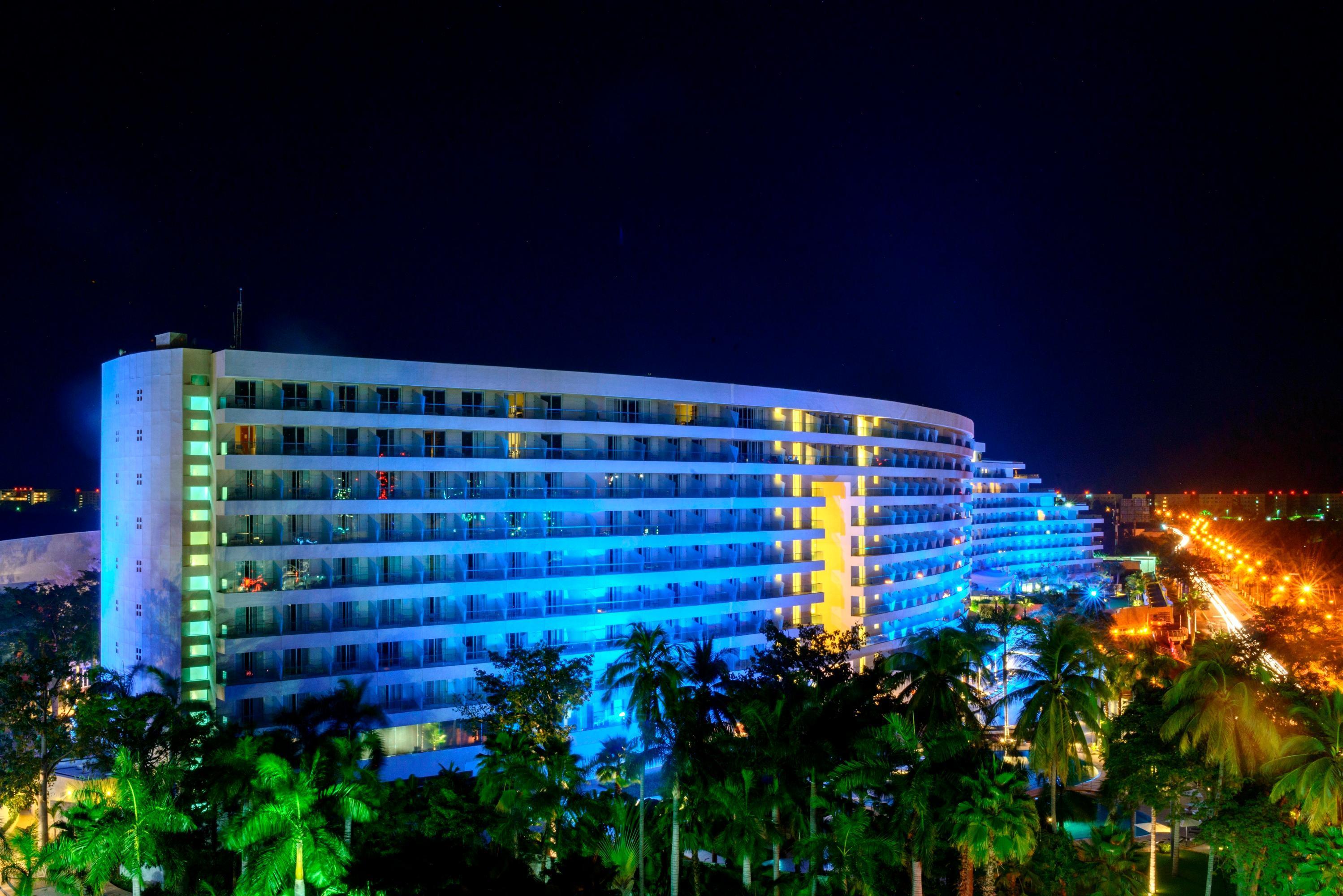 ปาลาซิโอ มุนโด อิมพีเรียล Hotel อากาปุลโก ภายนอก รูปภาพ The hotel at night