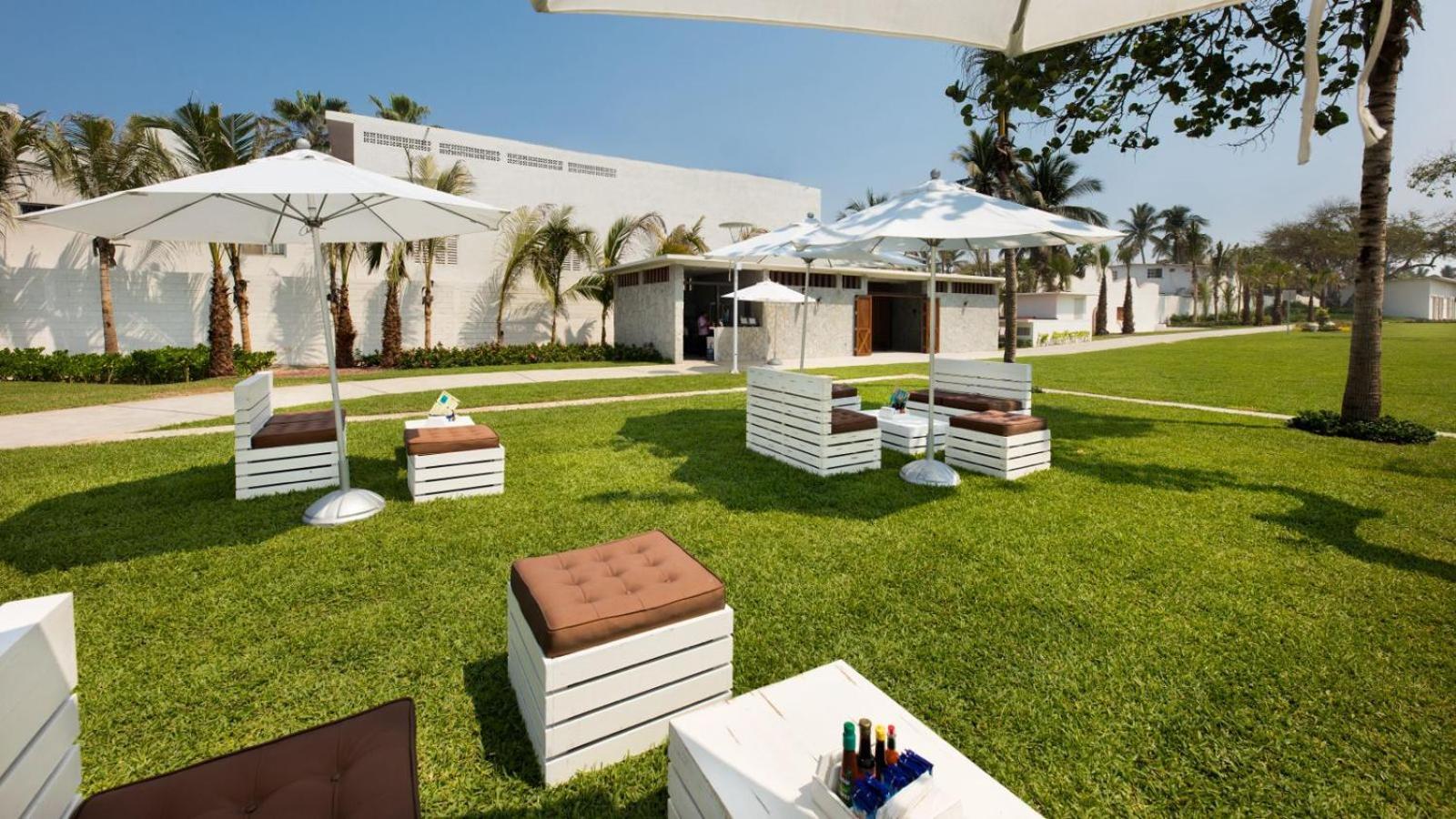 ปาลาซิโอ มุนโด อิมพีเรียล Hotel อากาปุลโก ภายนอก รูปภาพ The lawn at the Jumeirah Beach Hotel