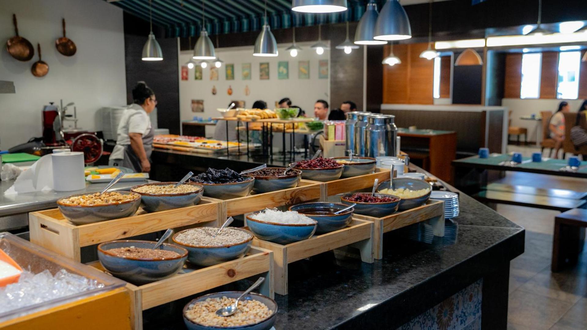 ปาลาซิโอ มุนโด อิมพีเรียล Hotel อากาปุลโก ภายนอก รูปภาพ A breakfast buffet at a hotel