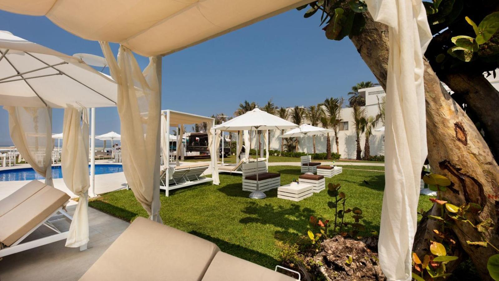 ปาลาซิโอ มุนโด อิมพีเรียล Hotel อากาปุลโก ภายนอก รูปภาพ The resort's pool area